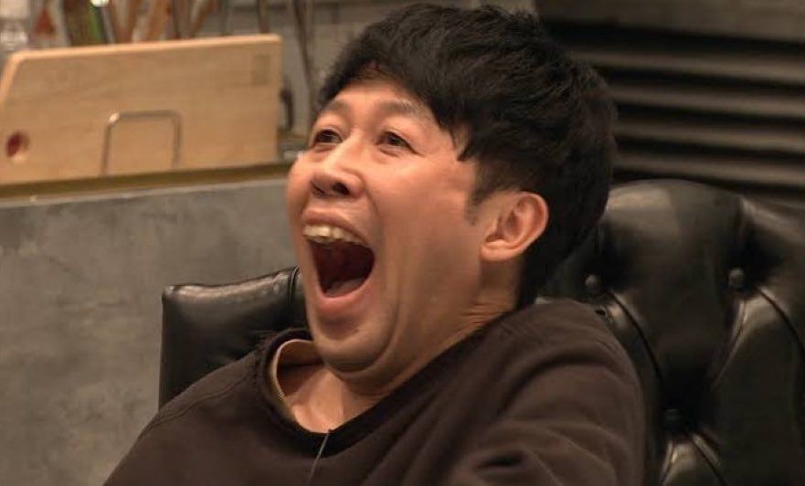 笑いを堪える小籔